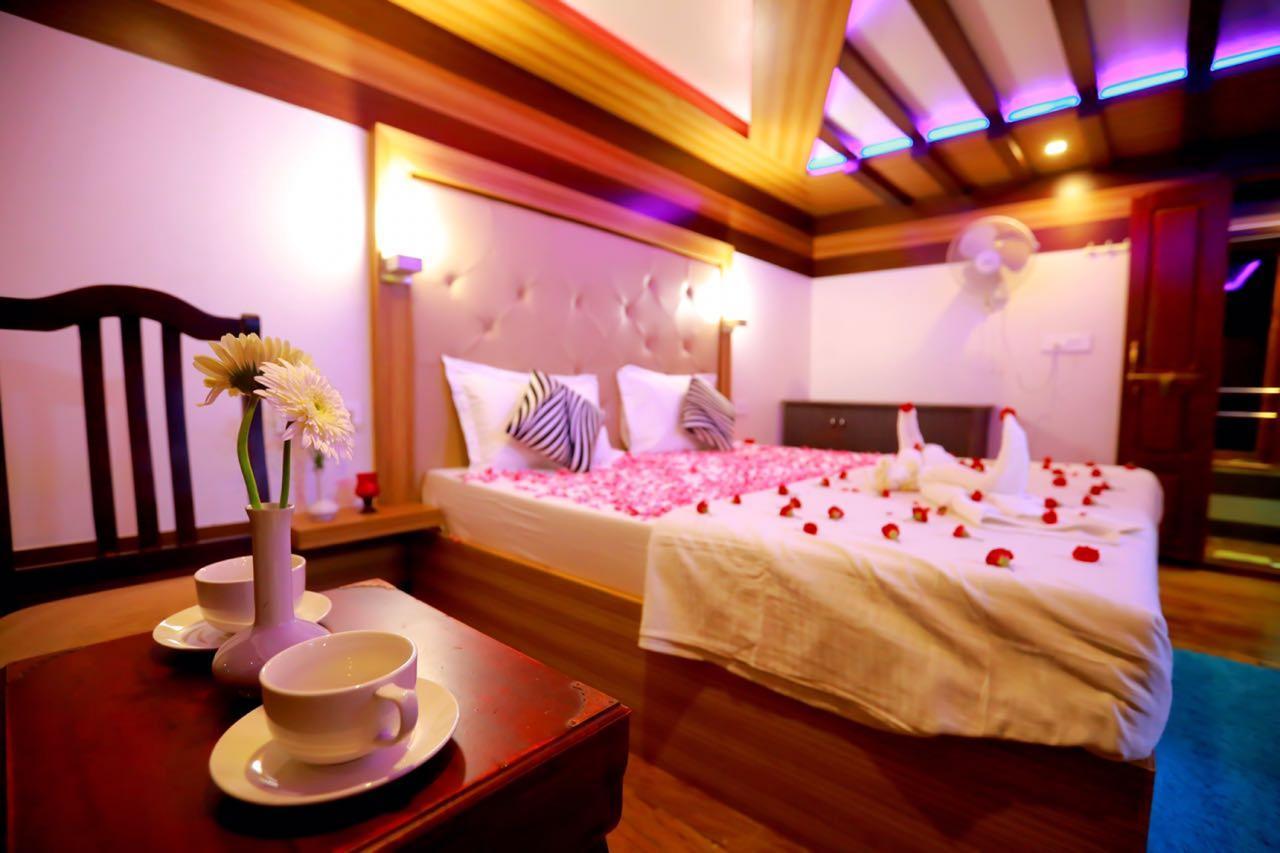 Indiavacationz Houseboats Hotel Alappuzha Ngoại thất bức ảnh
