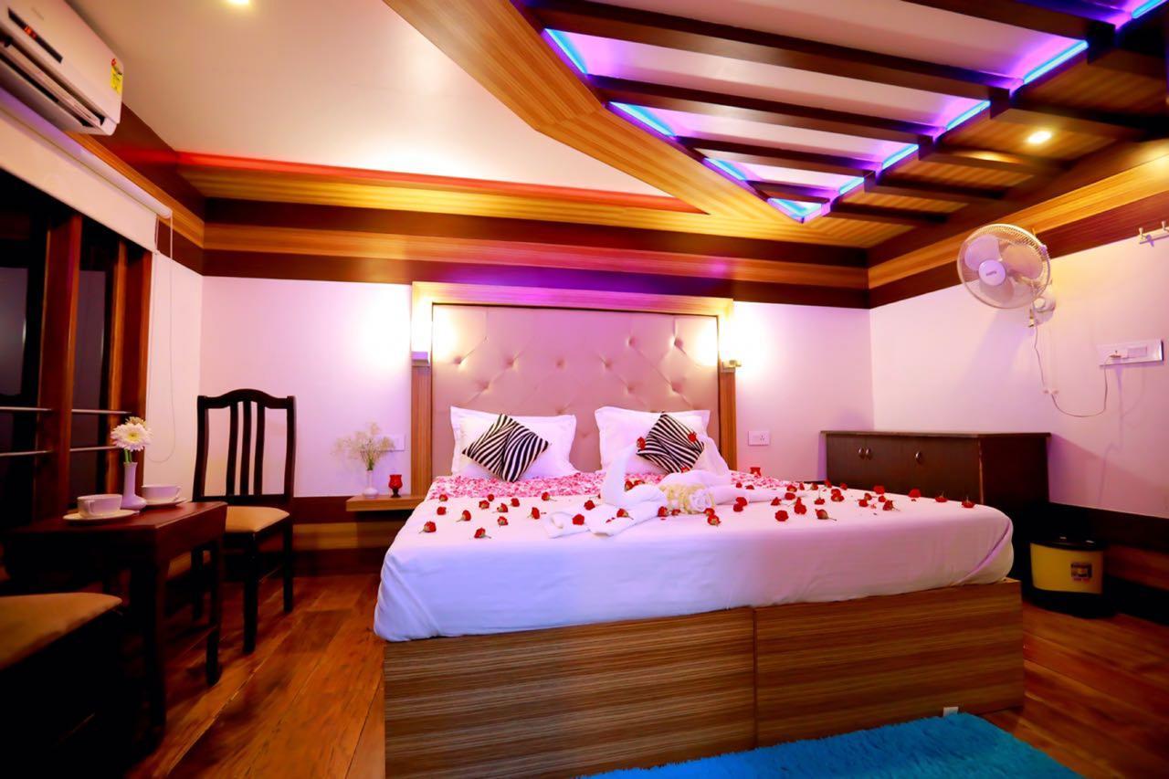 Indiavacationz Houseboats Hotel Alappuzha Ngoại thất bức ảnh