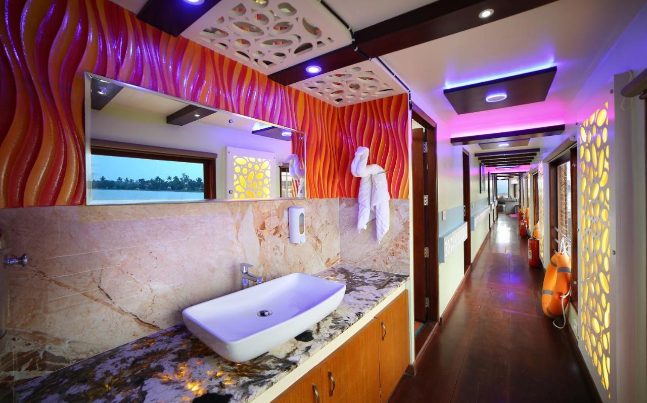 Indiavacationz Houseboats Hotel Alappuzha Ngoại thất bức ảnh