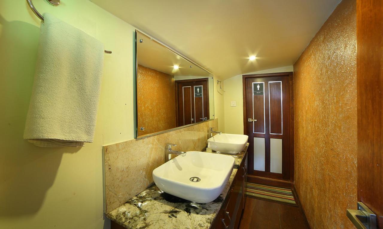 Indiavacationz Houseboats Hotel Alappuzha Ngoại thất bức ảnh